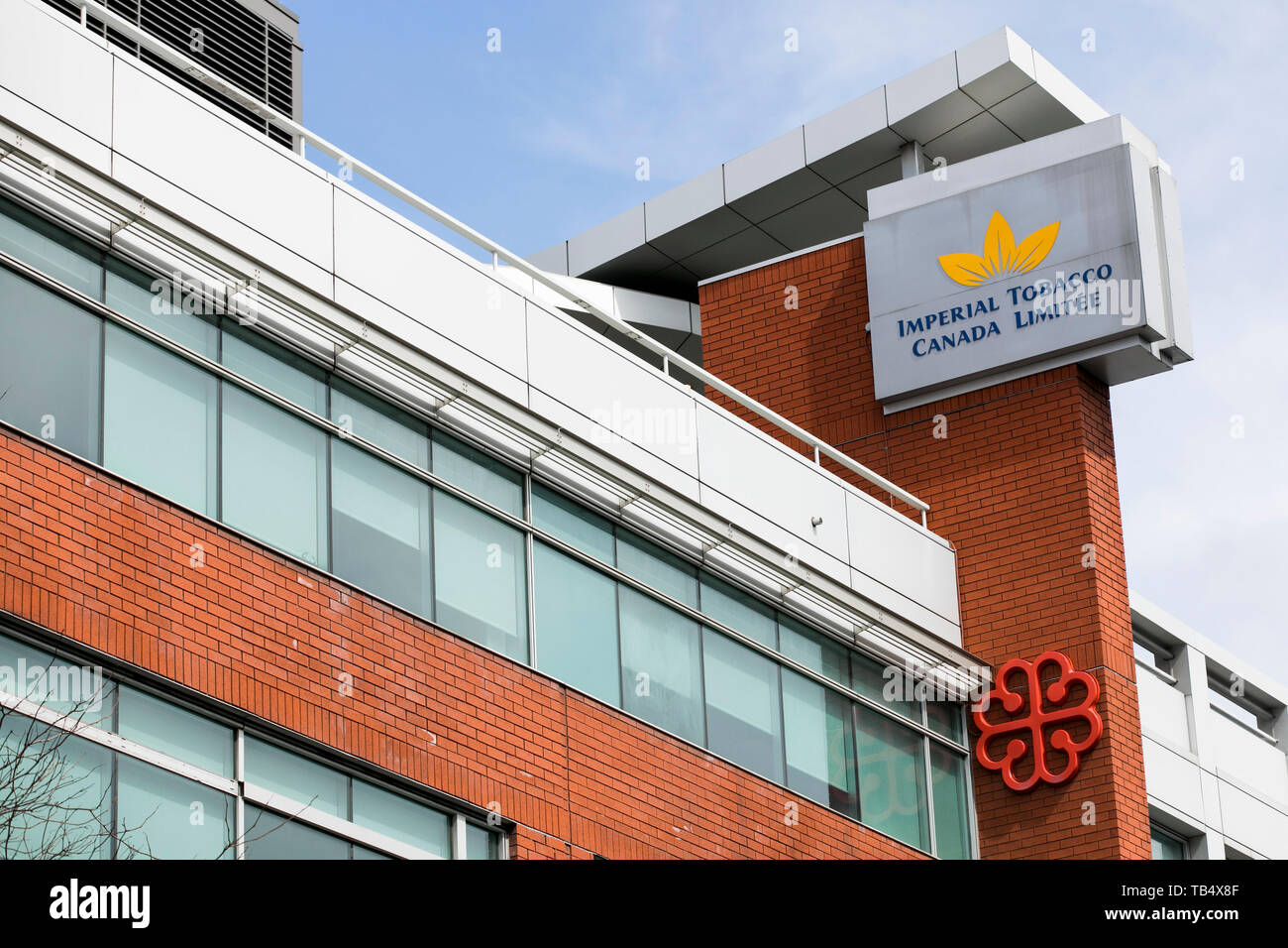 Un logo segno al di fuori della sede di Imperial Tobacco Canada Limited a Montreal, Quebec, Canada, il 21 aprile 2019 Foto Stock