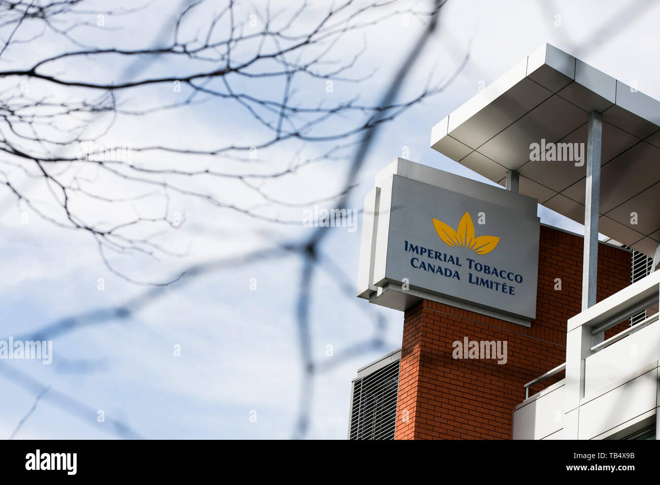 Un logo segno al di fuori della sede di Imperial Tobacco Canada Limited a Montreal, Quebec, Canada, il 21 aprile 2019 Foto Stock