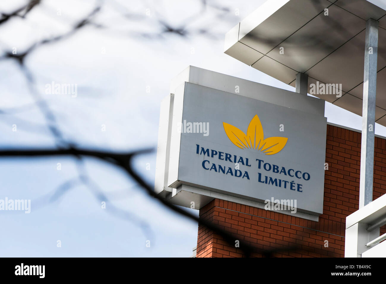 Un logo segno al di fuori della sede di Imperial Tobacco Canada Limited a Montreal, Quebec, Canada, il 21 aprile 2019 Foto Stock