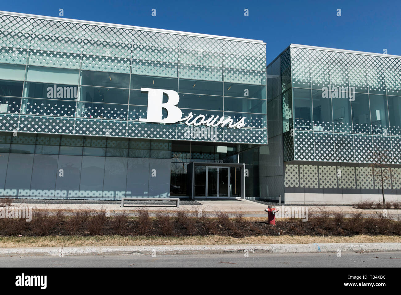 Un logo segno al di fuori della sede di Browns Shoes Inc., in Saint-Laurent, Québec, Canada, il 21 aprile 2019. Foto Stock