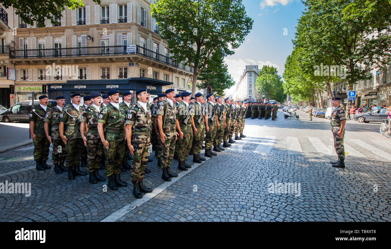 Militare francese gridare a gran voce mentre sulla parata del giorno della Bastiglia di Parigi, Francia Foto Stock