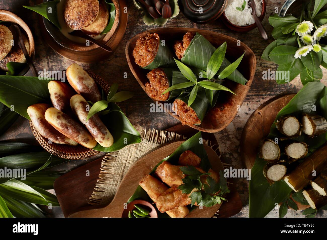 Indonesiano tradizionale snack salati e dolci Foto Stock