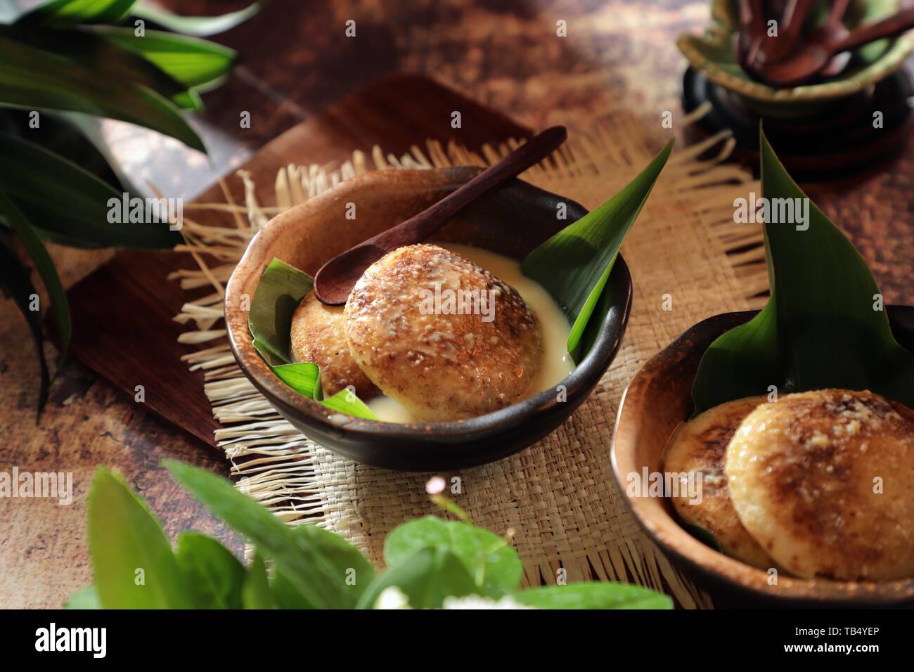 Serabi Kocor. Javanese tradizionale pancake con latte di cocco salsa dolcificato con Brown Sugar Palm. Foto Stock