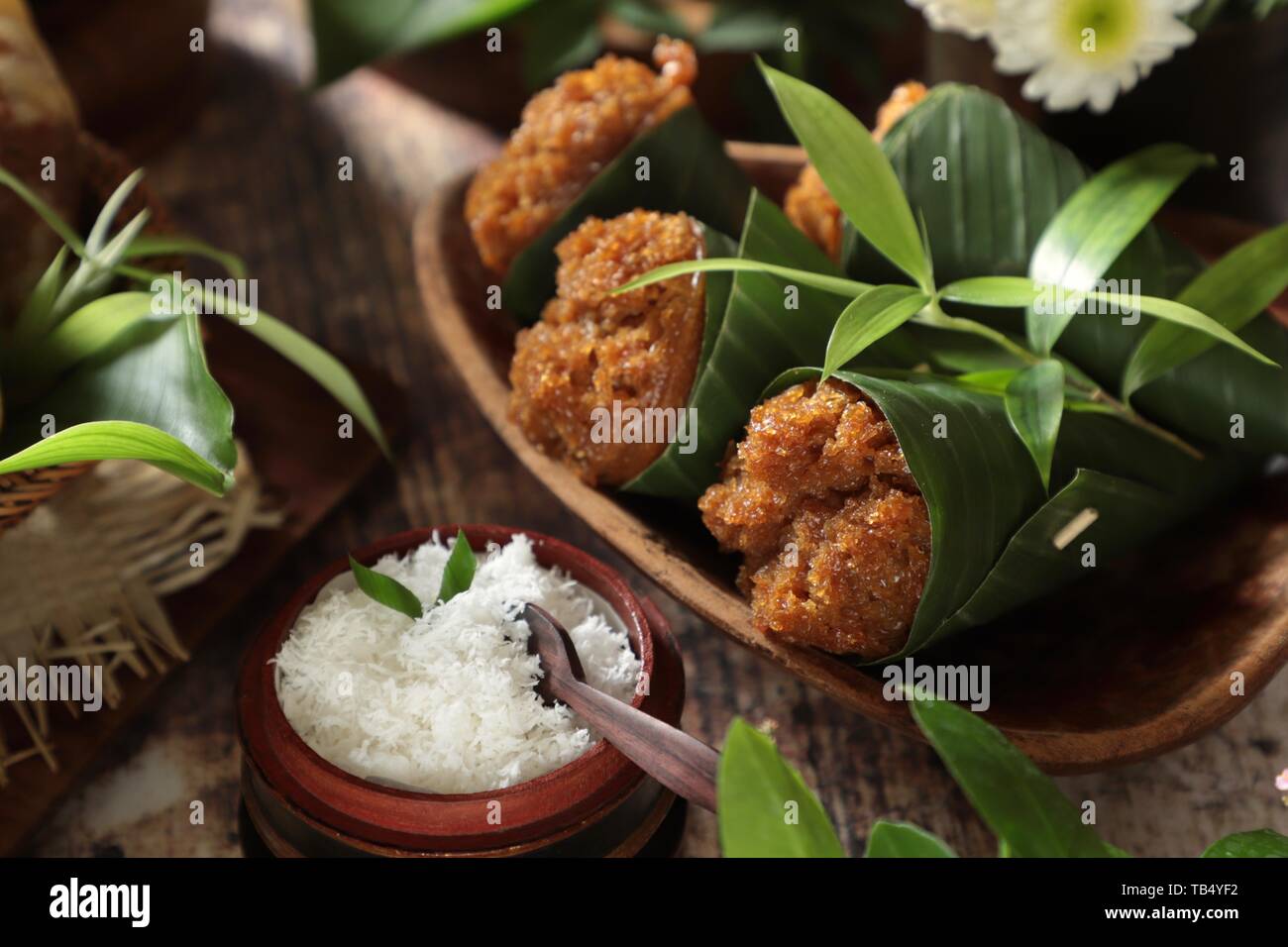 Kue Mangkok Gula Merah. Indonesiano tortini al vapore aromatizzato con noce di cocco marrone zucchero palm. Foto Stock