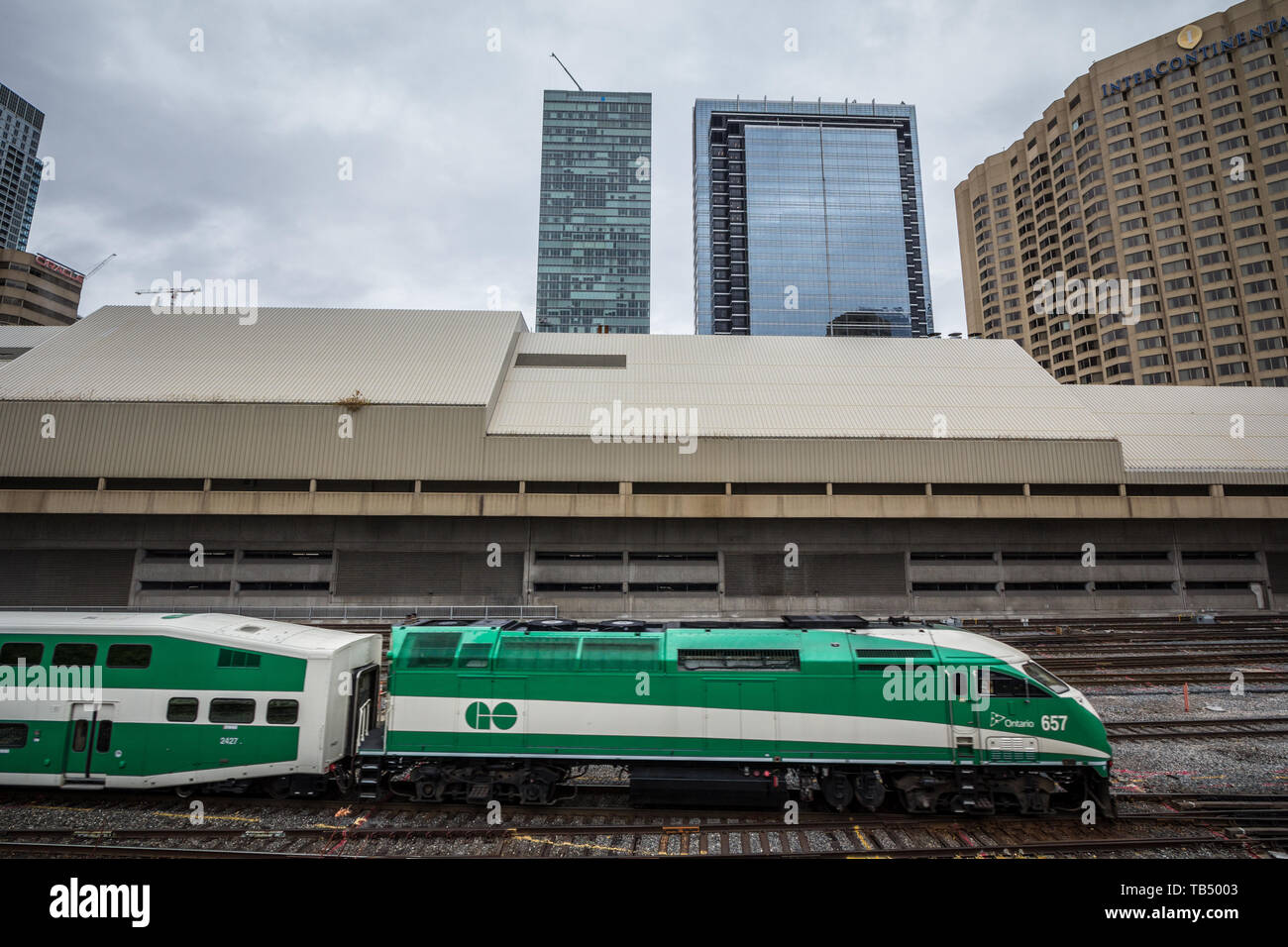 TORONTO, Canada - 13 novembre 2018: Go Transit Train lasciando la Union Station con grattacieli in background. Andare il transito è il " commuter " sistema di transito Foto Stock