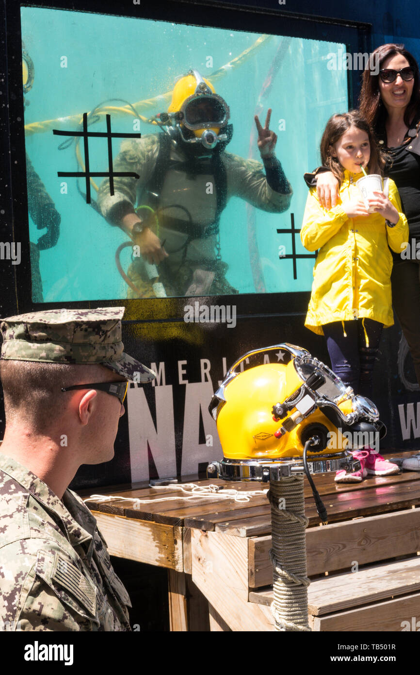 Immersioni subacquee, visualizzazione Settimana della flotta 2019, Times Square NYC, STATI UNITI D'AMERICA Foto Stock