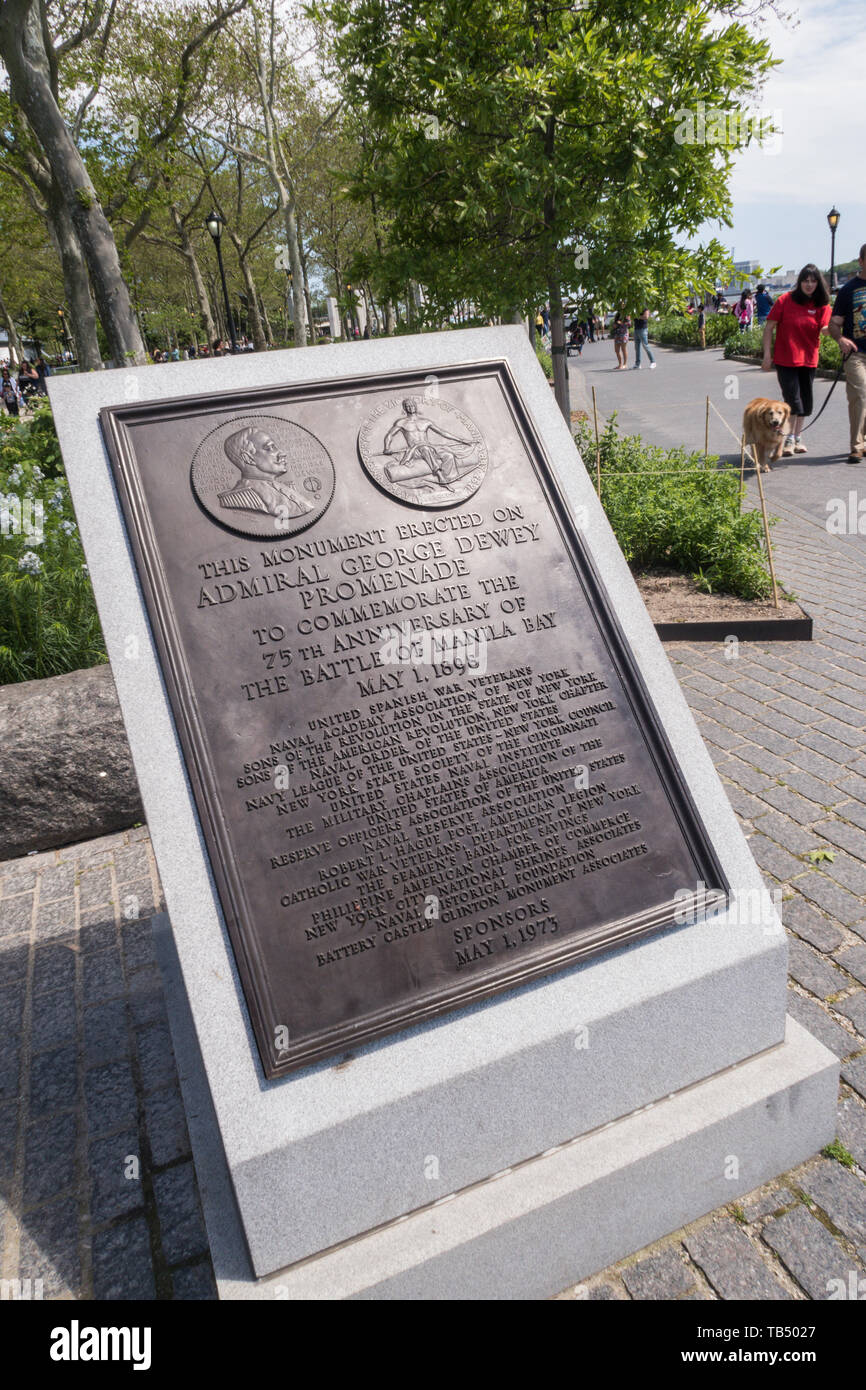 La placca in onore di George Dewey,l'Ammiraglio della Marina Militare, per la sua vittoria nella battaglia della Baia di Manila durante lo spagnolo - la guerra americana, Battery Park, New York, Stati Uniti d'America Foto Stock