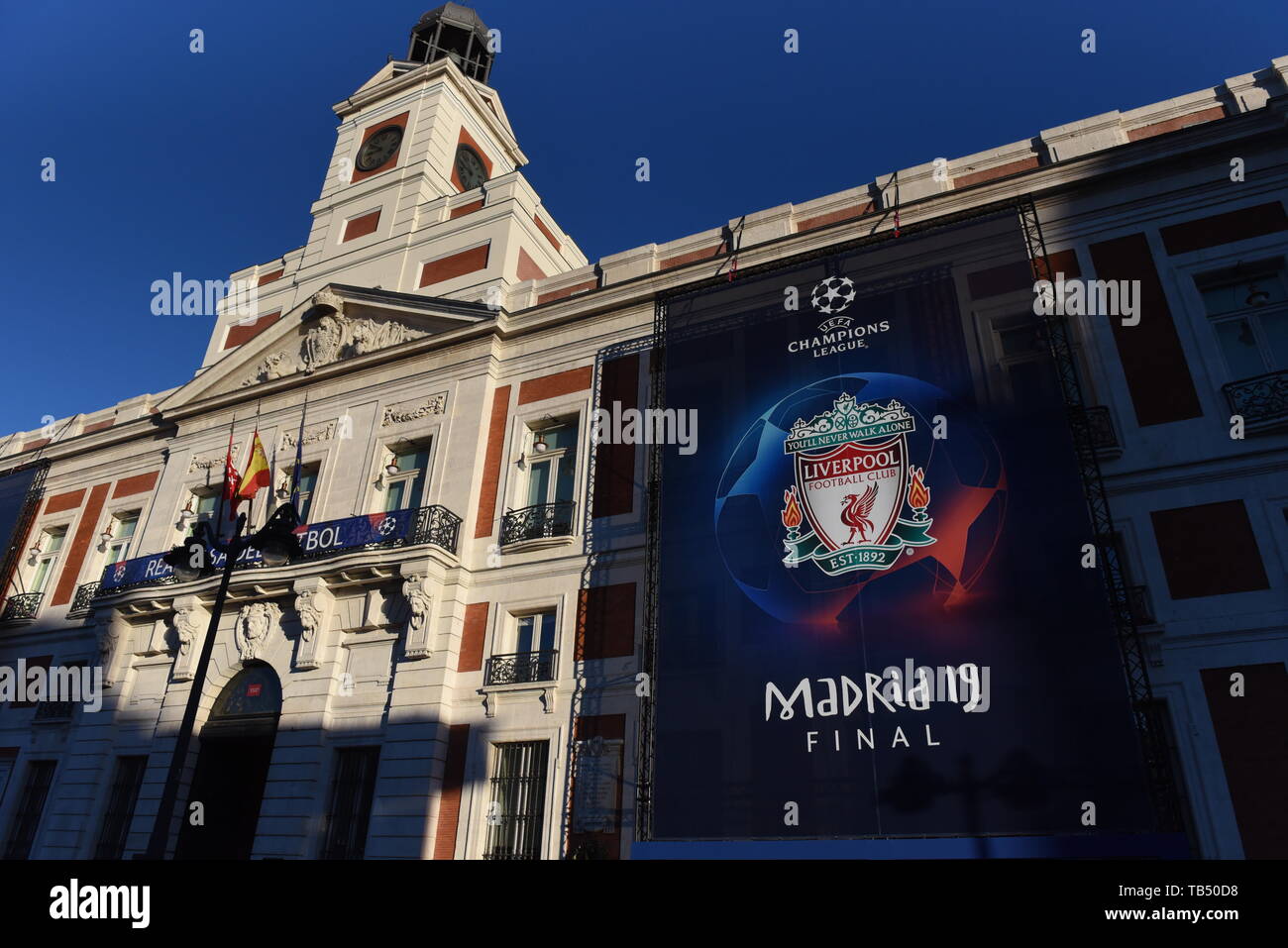 Un annuncio pubblicitario del 2019 finale di Champions League è visto appeso alla Royal Post Office building in Madrid. Madrid ospiterà la finale di UEFA Champions League tra Liverpool FC e Tottenham Hotspur il 1 giugno 2019 a Wanda Metropolitano Stadium. Foto Stock