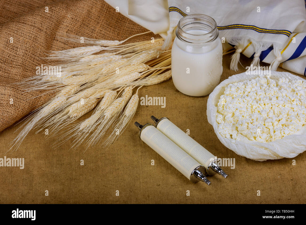 Simboli della festa ebraica shavuot cibo kosher torah di frumento Foto Stock