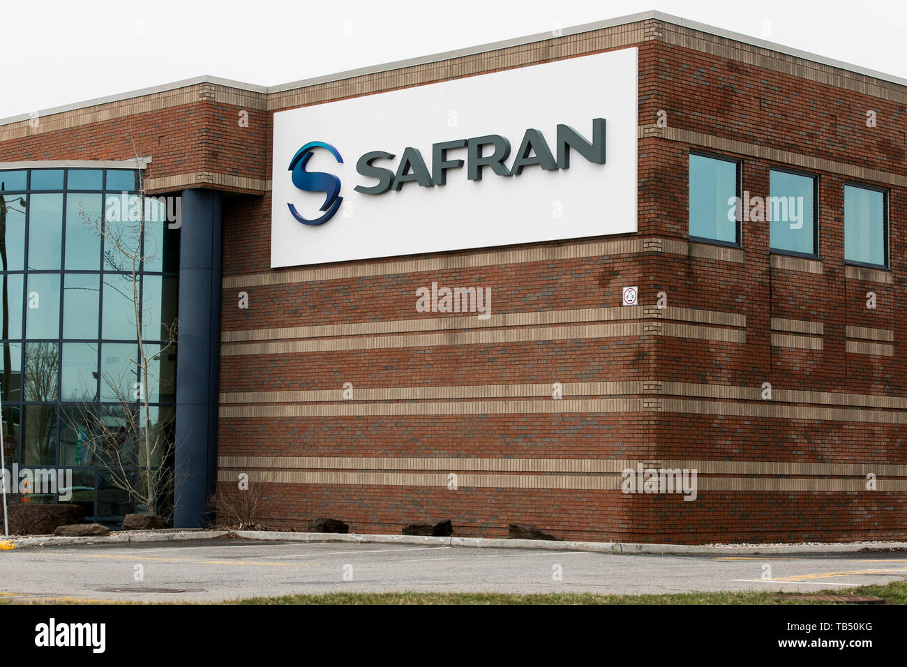 Un segno del logo al di fuori di una struttura occupata da Safran in Kirkland, Quebec, Canada, il 21 aprile 2019. Foto Stock