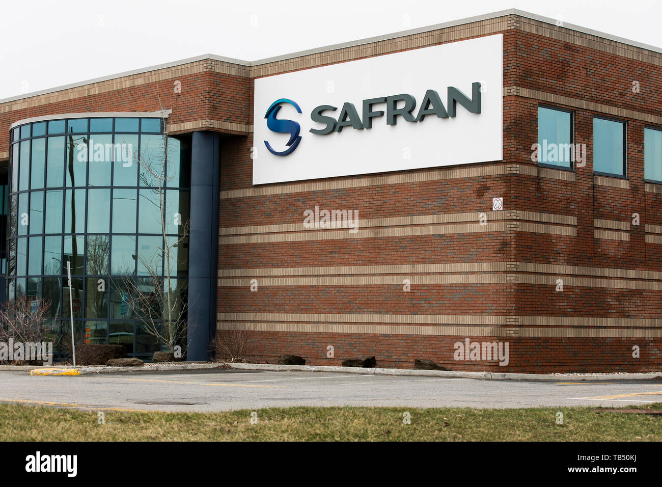 Un segno del logo al di fuori di una struttura occupata da Safran in Kirkland, Quebec, Canada, il 21 aprile 2019. Foto Stock