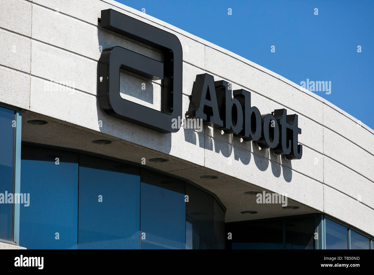 Un segno del logo al di fuori di una struttura occupata da Abbott Laboratories in Saint-Laurent, Québec, Canada, il 21 aprile 2019. Foto Stock