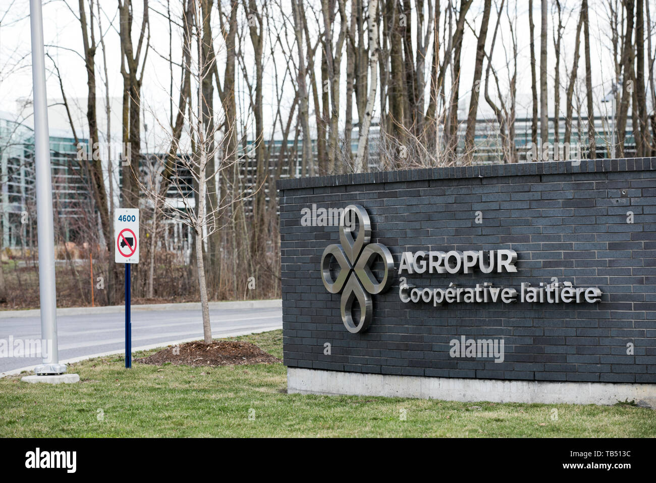Un logo segno al di fuori della sede dell'Agropur cooperativa lattiero-casearia in Saint-Hubert, Quebec, Canada, il 23 aprile 2019. Foto Stock