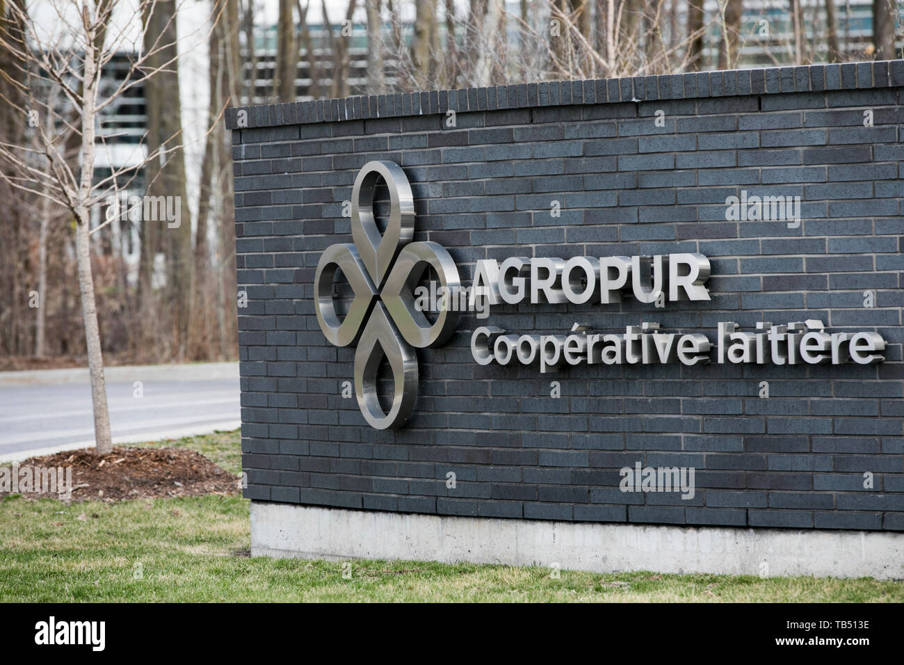 Un logo segno al di fuori della sede dell'Agropur cooperativa lattiero-casearia in Saint-Hubert, Quebec, Canada, il 23 aprile 2019. Foto Stock