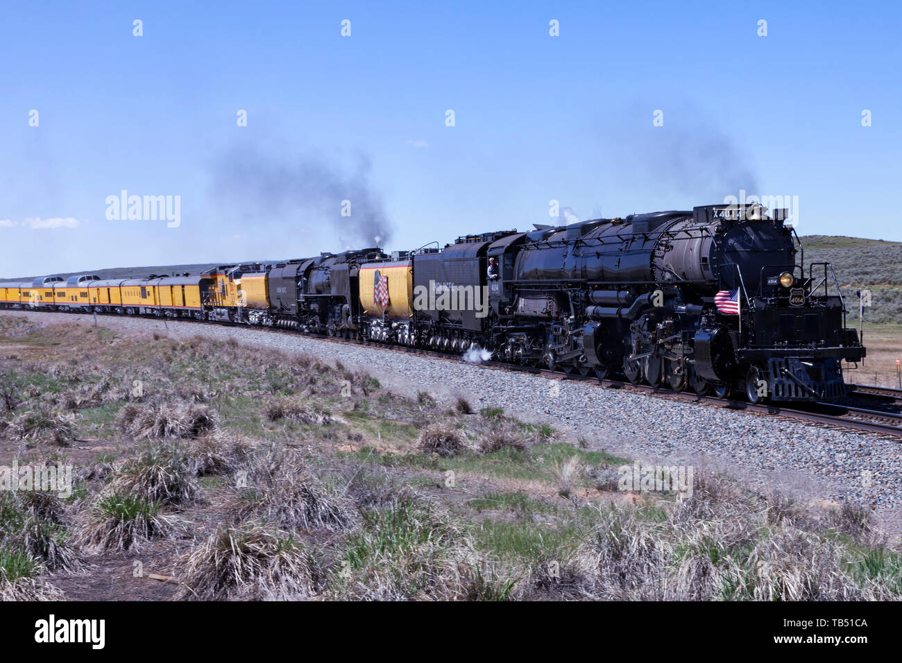 Union Pacific locomotive a vapore 4014, Big Boy, e 844 a doppia testa verso Evanston, Wyoming sul loro viaggio di ritorno a La Union Pacific vapore in negozio Foto Stock