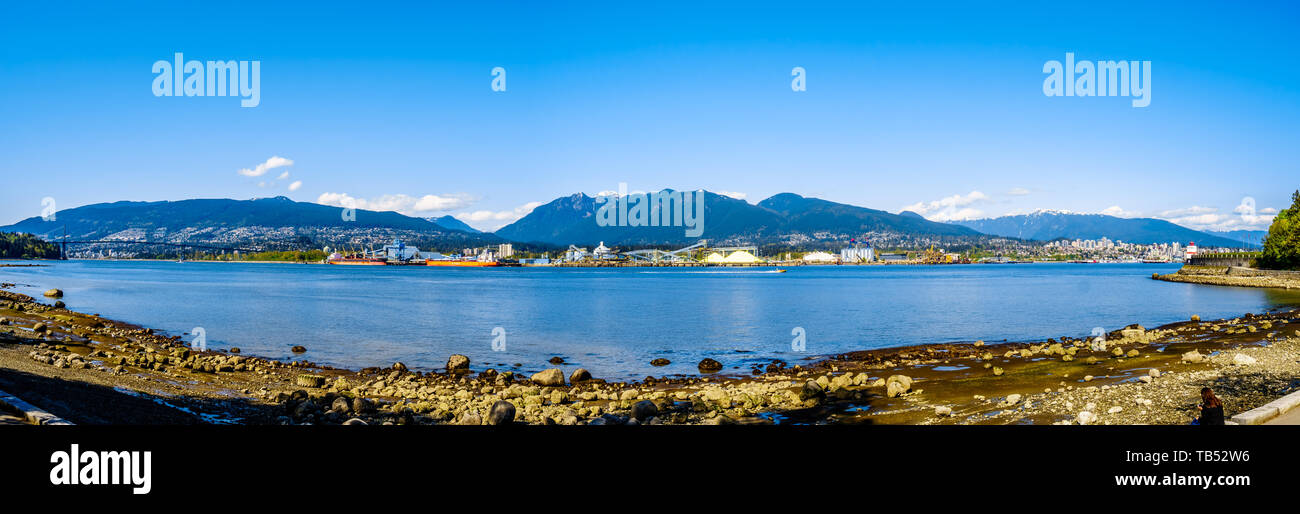 Vista panoramica della North Shore e Burrard ingresso, l'ingresso nel porto di Vancouver. Vista dal Parco di Stanley Seawall in bella BC, Canada Foto Stock