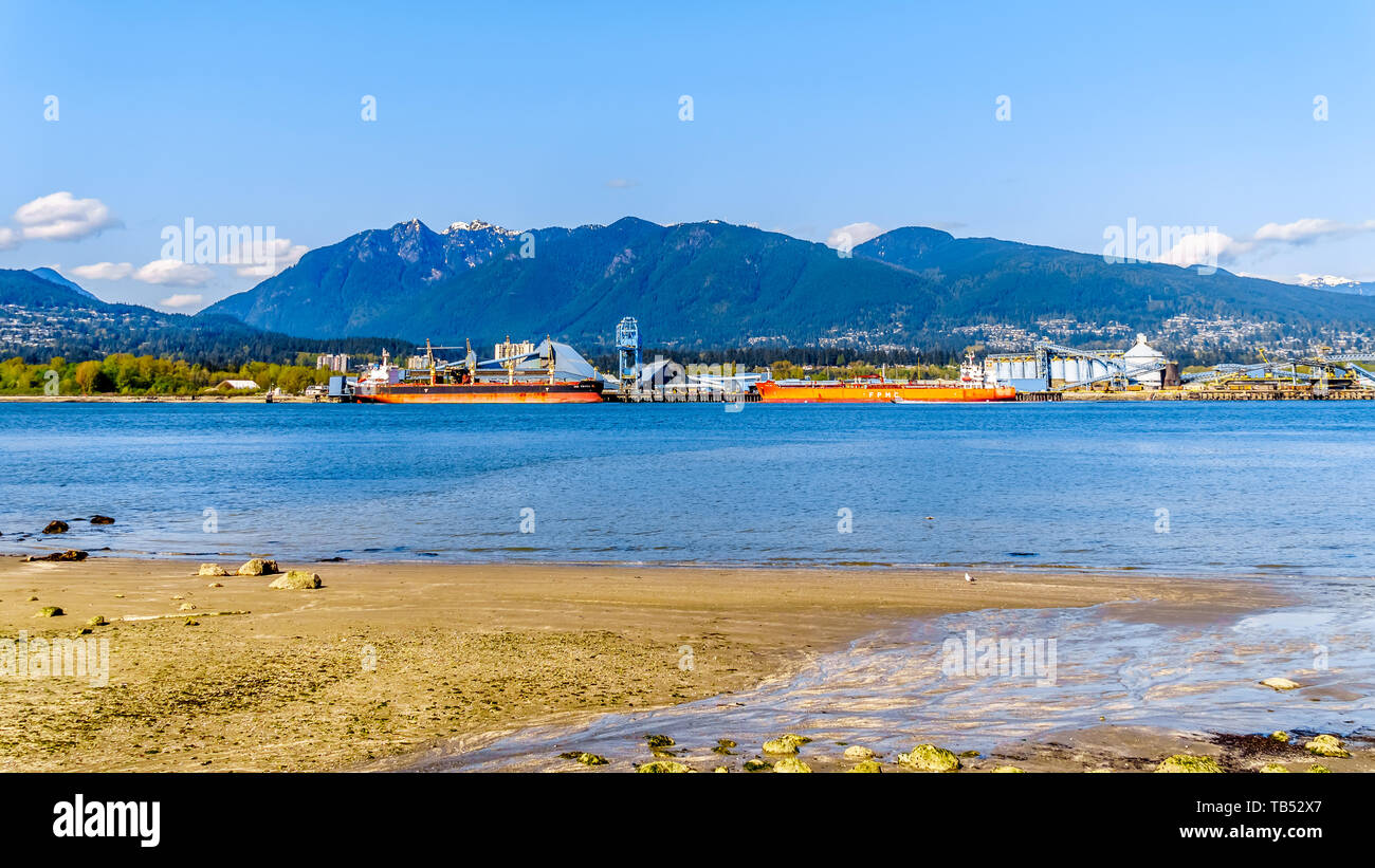 Vista della North Shore e Burrard ingresso, l'ingresso nel porto di Vancouver. Vista dal Parco di Stanley Seawall percorso in bella BC, Canada Foto Stock