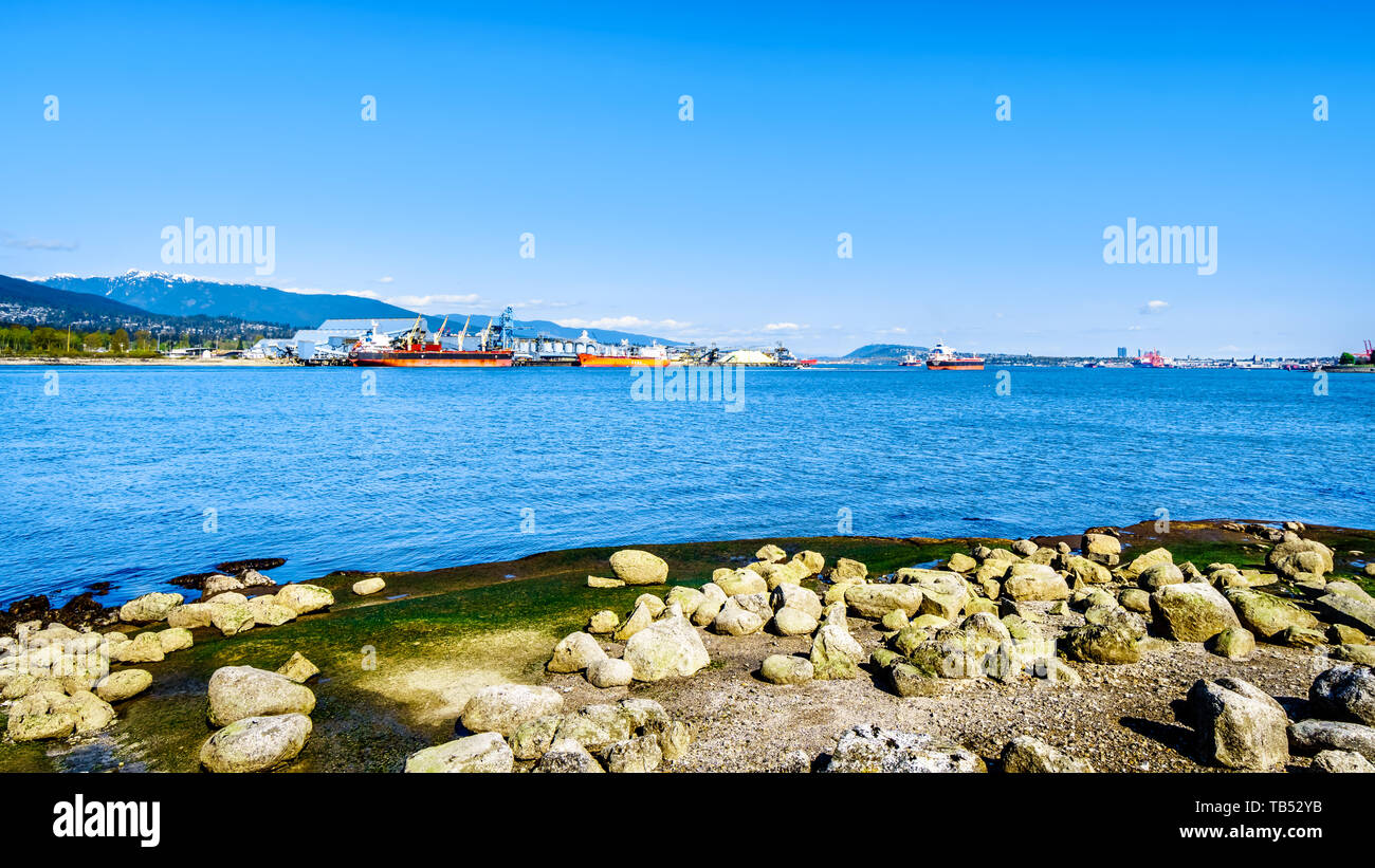 Vista della North Shore di Vancouver Harbor come visto dal Parco di Stanley Seawall percorso in splendida British Columbia, Canada Foto Stock