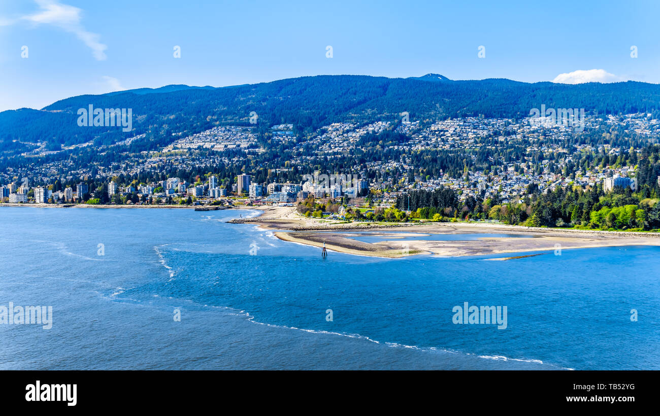 North Vancouver e West Vancouver attraverso Burrard ingresso, l'ingresso nel porto di Vancouver visto dalla prospettiva punto in Vancouver Stanley Park, BC Foto Stock