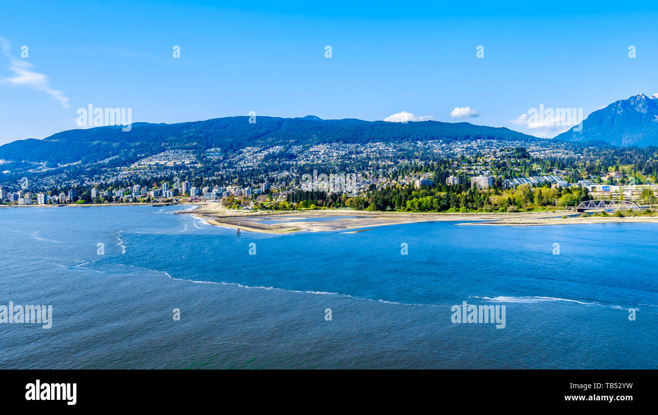 North Vancouver e West Vancouver attraverso Burrard ingresso, l'ingresso nel porto di Vancouver visto dalla prospettiva punto in Vancouver Stanley Park, BC Foto Stock
