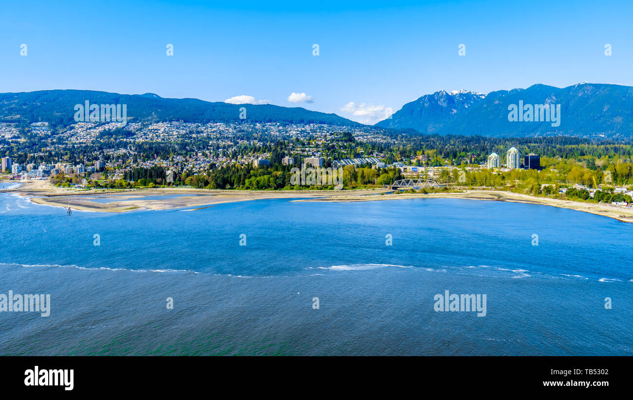 North Vancouver e West Vancouver attraverso Burrard ingresso, l'ingresso nel porto di Vancouver visto dalla prospettiva punto in Vancouver Stanley Park, BC Foto Stock