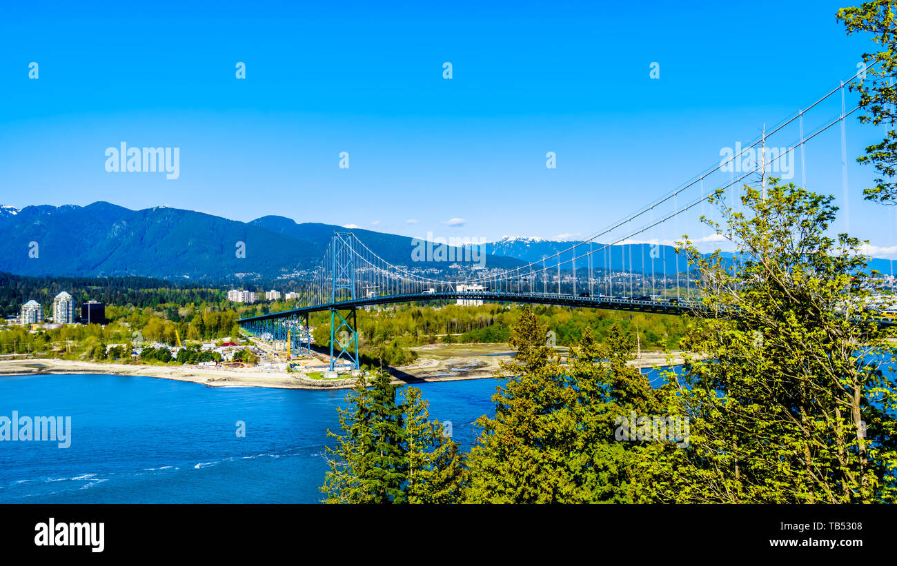 Vista del Ponte Lions Gate, una sospensione ponte che collega Vancouver Stanley Park e i comuni di North Vancouver e West Vancouver Foto Stock