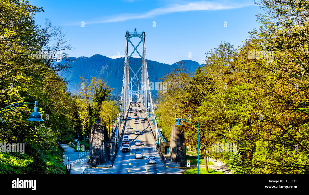 Ora di punta del traffico sul Ponte Lions Gate, o primo Narrows Bridge tra Stanley Park e i comuni del nord e West Vancouver, BC Canada Foto Stock