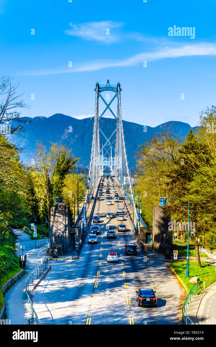 Ora di punta del traffico sul Ponte Lions Gate, o primo Narrows Bridge tra Stanley Park e i comuni del nord e West Vancouver, BC Canada Foto Stock