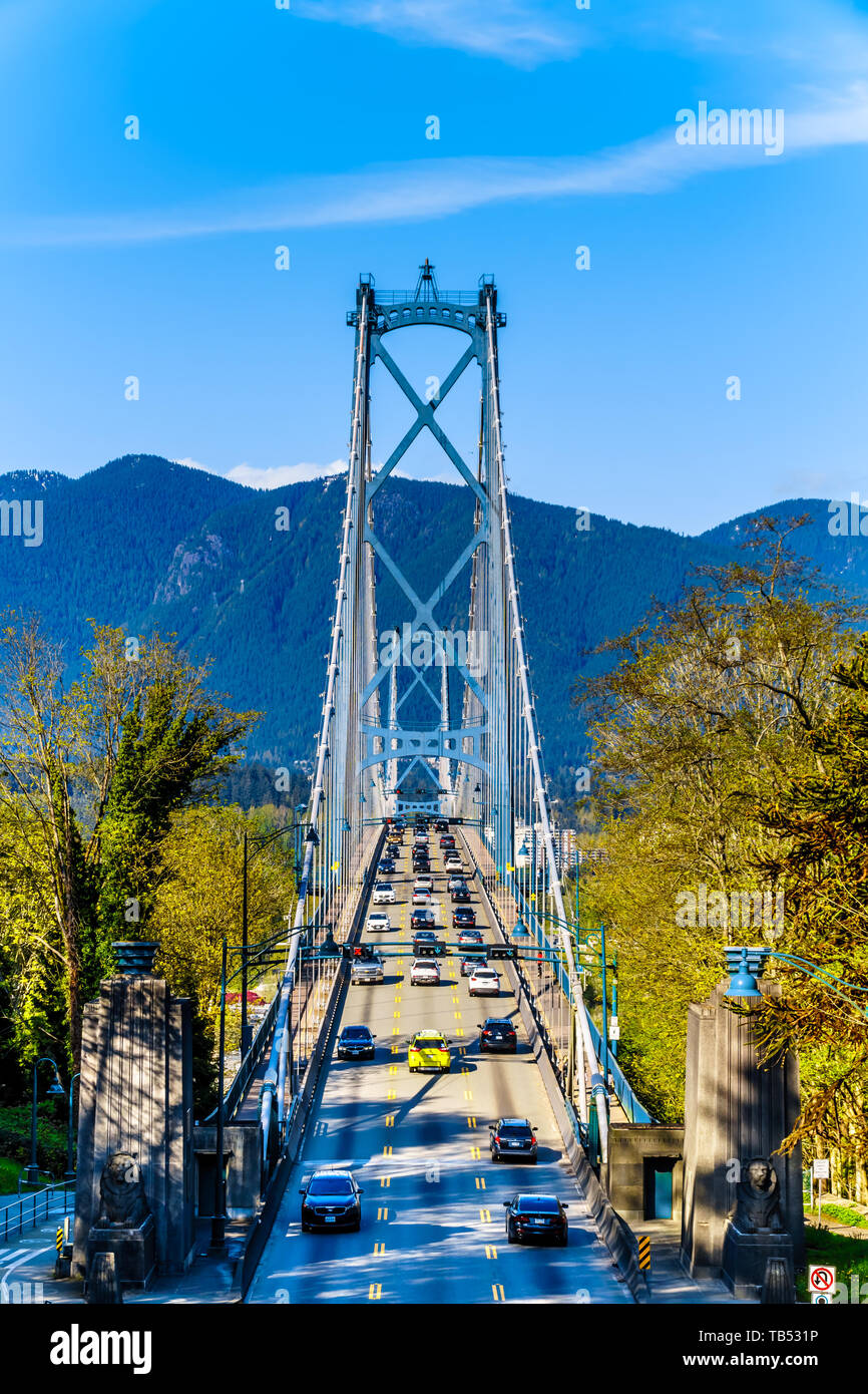 Ora di punta del traffico sul Ponte Lions Gate, o primo Narrows Bridge tra Stanley Park e i comuni del nord e West Vancouver, BC Canada Foto Stock