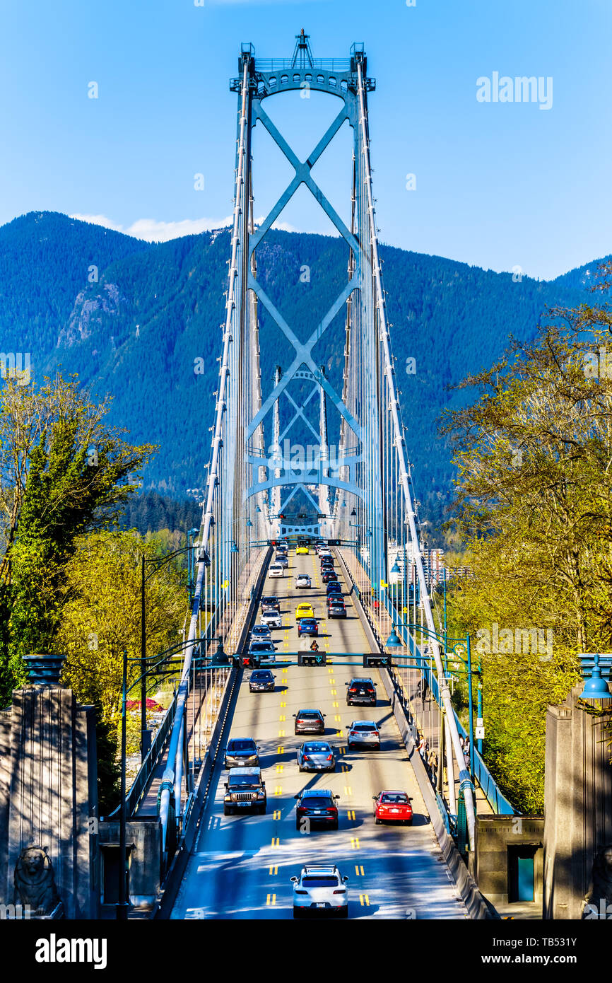 Ora di punta del traffico sul Ponte Lions Gate, o primo Narrows Bridge tra Stanley Park e i comuni del nord e West Vancouver, BC Canada Foto Stock