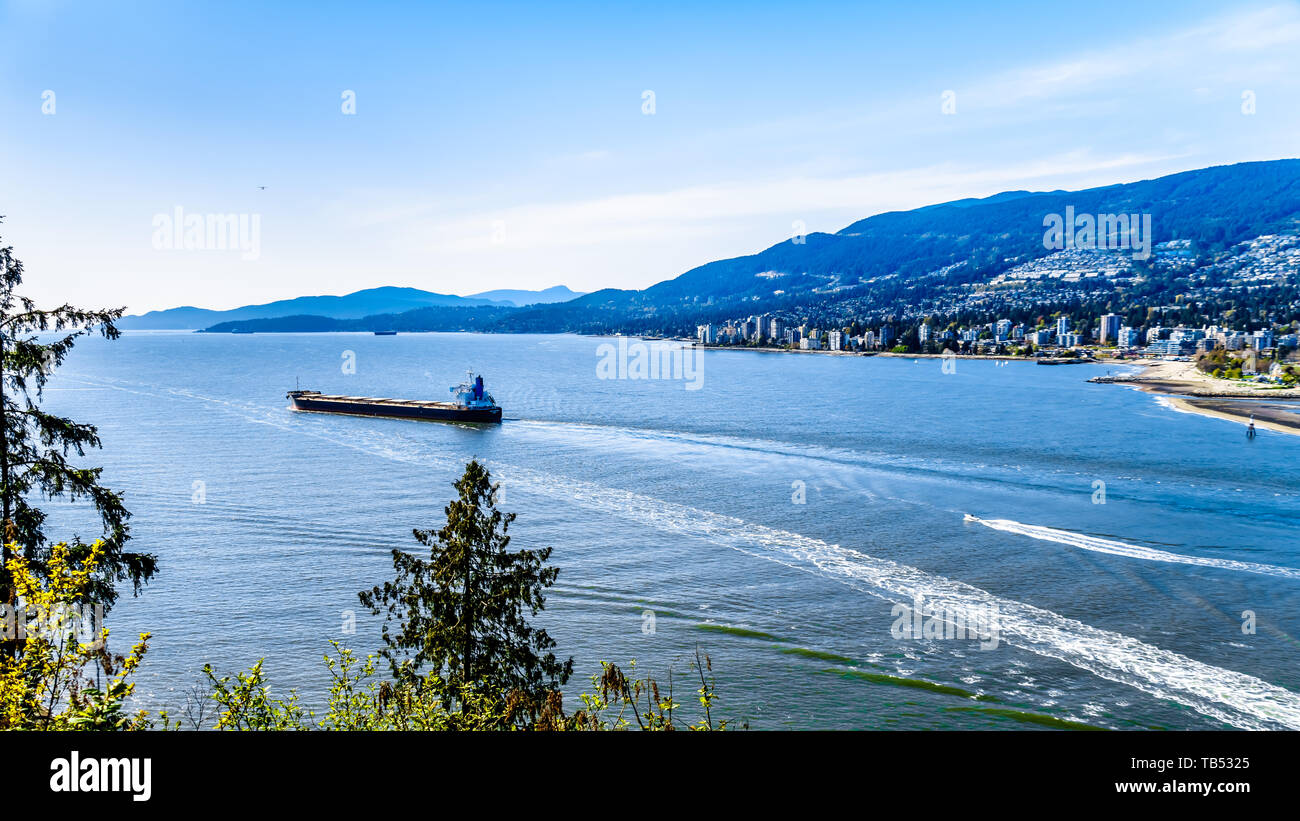 Nave da carico di lasciare il porto di Vancouver e a vapore in ingresso Burrard. Vista dal Ponte Lions Gate a Stanley Park, British Columbia, Canada Foto Stock
