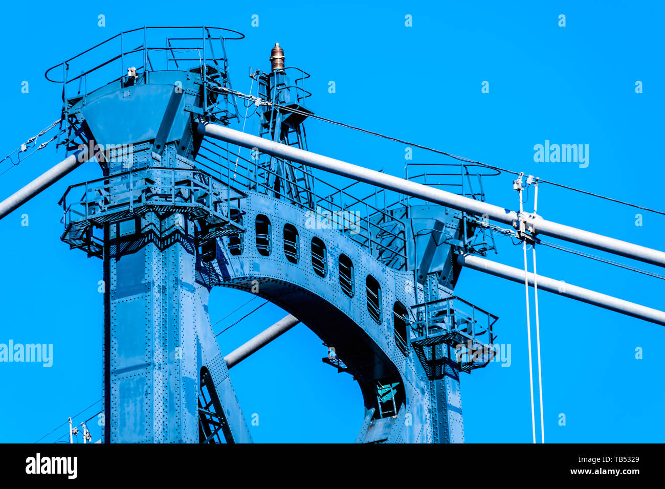 La sezione superiore di uno di acciaio ribadito le Torri del Ponte Lions Gate, o primo Narrows Bridge, tra Vancouver Stanley Park e il municip Foto Stock