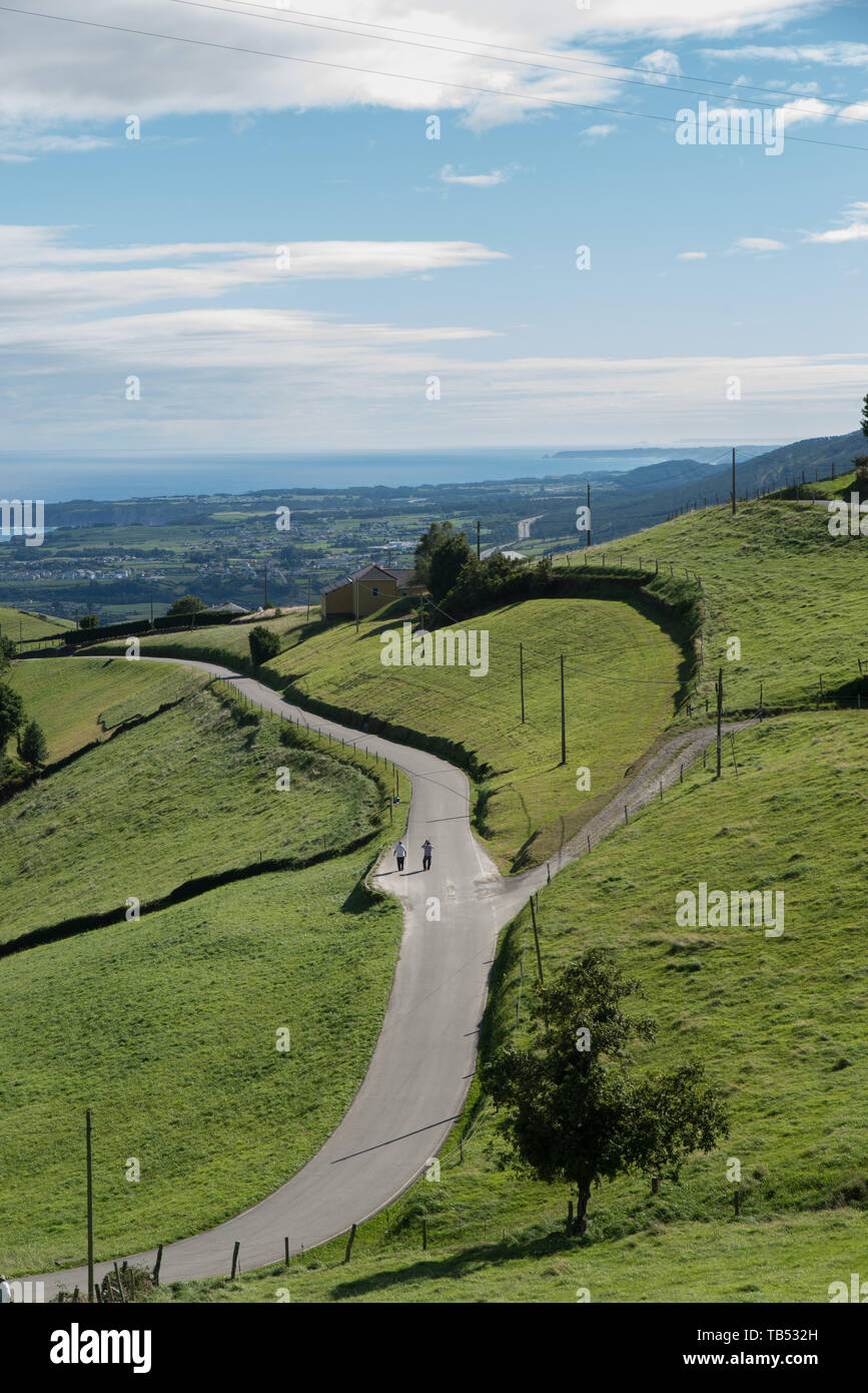 Eine Landstraße in den Bergen oberhalb von Luarca, Asturien, Spanien./ strada di un paese di montagna sopra Luarca, Asturias, Spagna. Foto Stock