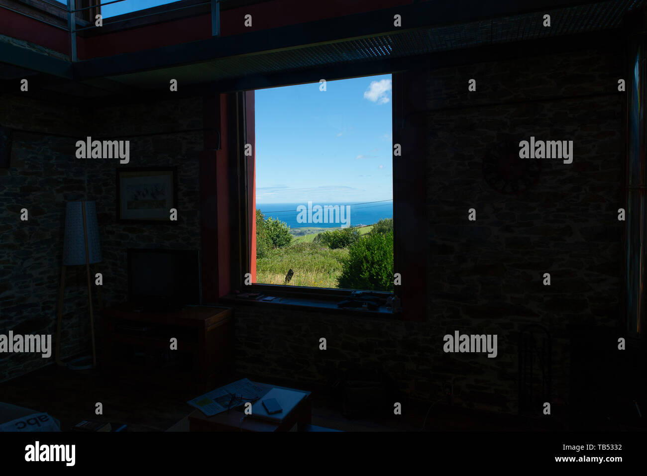 Ein Raum mit Blick auf den Atlantik, Asturien, Spanien. / Una camera con vista sull'oceano Atlantico, Asturias, Spagna. Foto Stock