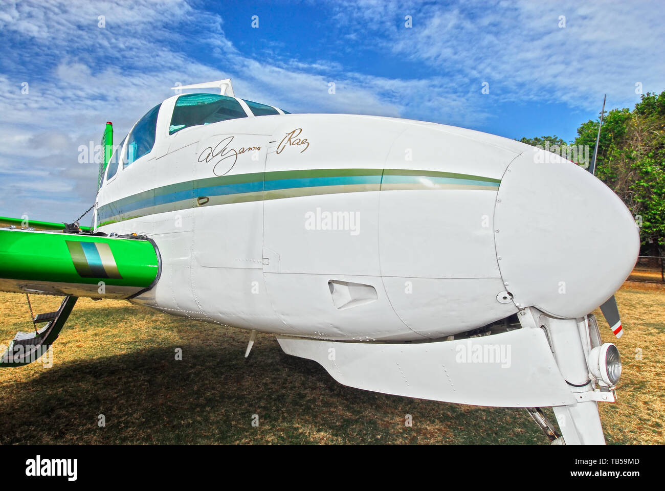 Isola di Cuyo, Palawan Provincia, Filippine: Close-up di Twin Beechcraft Bonanza utility modello di aeromobile 50, costruito 1965, parcheggio presso il Foto Stock
