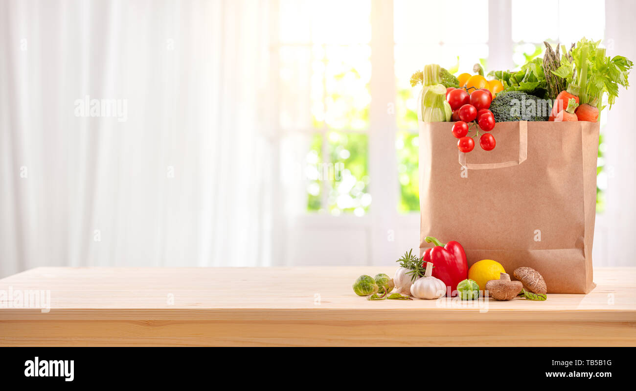 Cibi sani sono sul tavolo in cucina Foto Stock