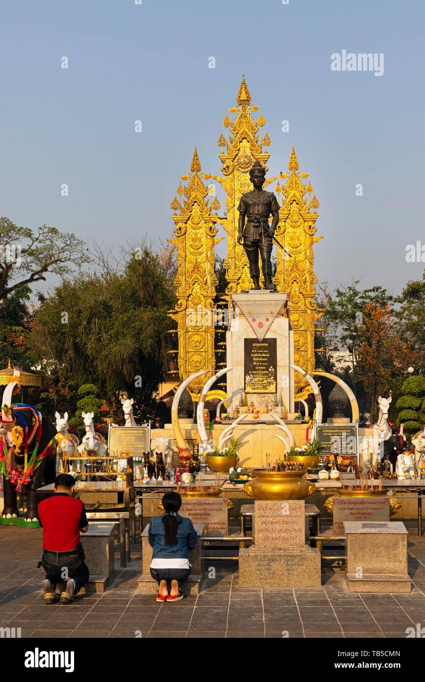 Pregando davanti a un monumento di Re Mangrai, Mengrai monumento, Chiang Rai, Thailandia del Nord della Thailandia Foto Stock