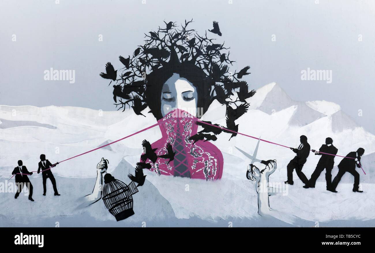 Donna con uccelli neri che nei suoi capelli, uomini cercando di aprire la loro bocca chiusa, graffito simbolico, Arte di strada nel carme distretto, Città Vecchia, Valencia Foto Stock