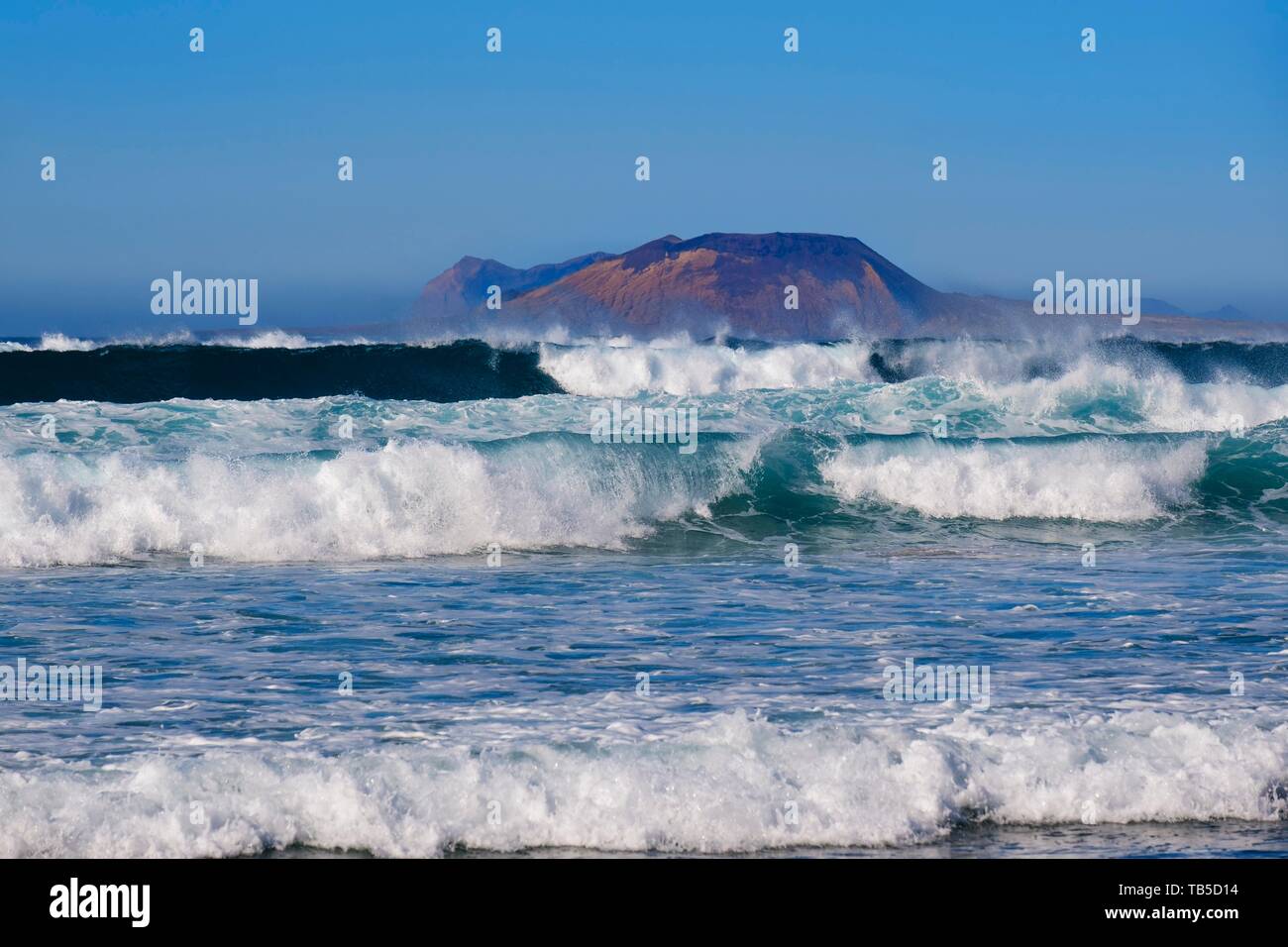 Forti onde a Caleta de Famara, dietro La Graciosa, Lanzarote, Isole Canarie, Spagna Foto Stock