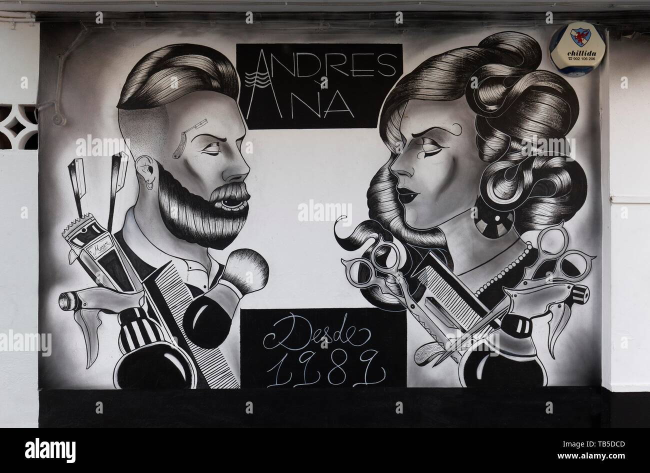 Graffiti in un salone di parrucchiere, l uomo con la barba, donna con capelli ricci, El Cabanyal district, Valencia, Spagna Foto Stock
