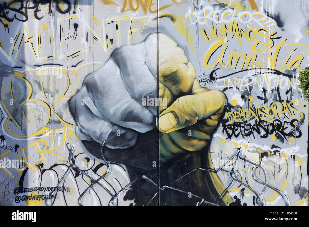 Graffiti, pugno chiuso, di protesta, resistenza, murale, Arte di strada, città vecchia El Carme, Valencia, Spagna Foto Stock
