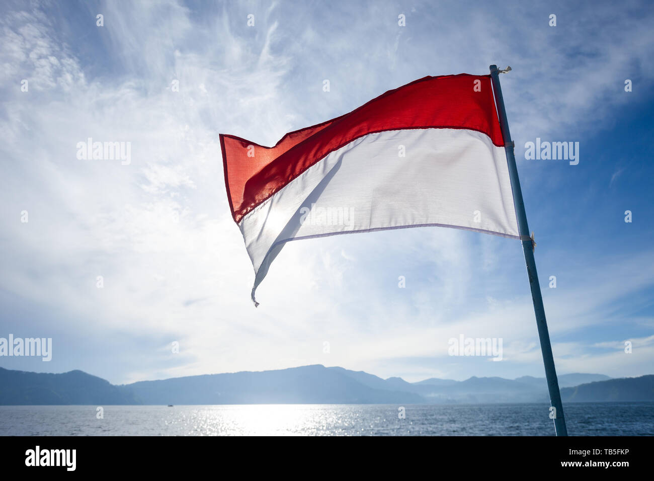 Bandiera indonesiana sventolare sopra il Lago Toba e l'isola di Samosir, Sumatra, Indonesia Foto Stock Bandiera indonesiana sventolare sopra il Lago Toba e l'isola di Samosir, Sumatra, Indonesia Foto Stock