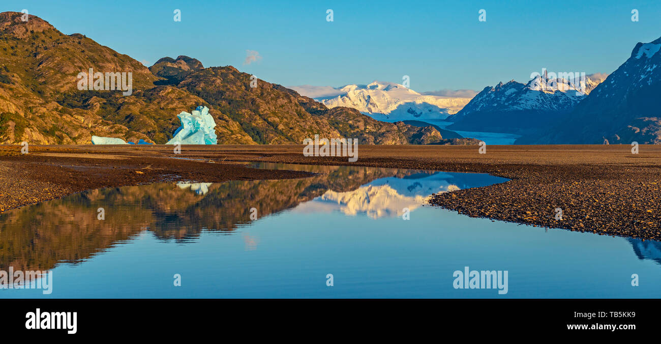 Sunrise panoramica dal Lago grigio (grigio) sul lago con un gigantesco iceberg e grigio ghiaccio in background, parco nazionale di Torres del Paine nella Patagonia cilena. Foto Stock