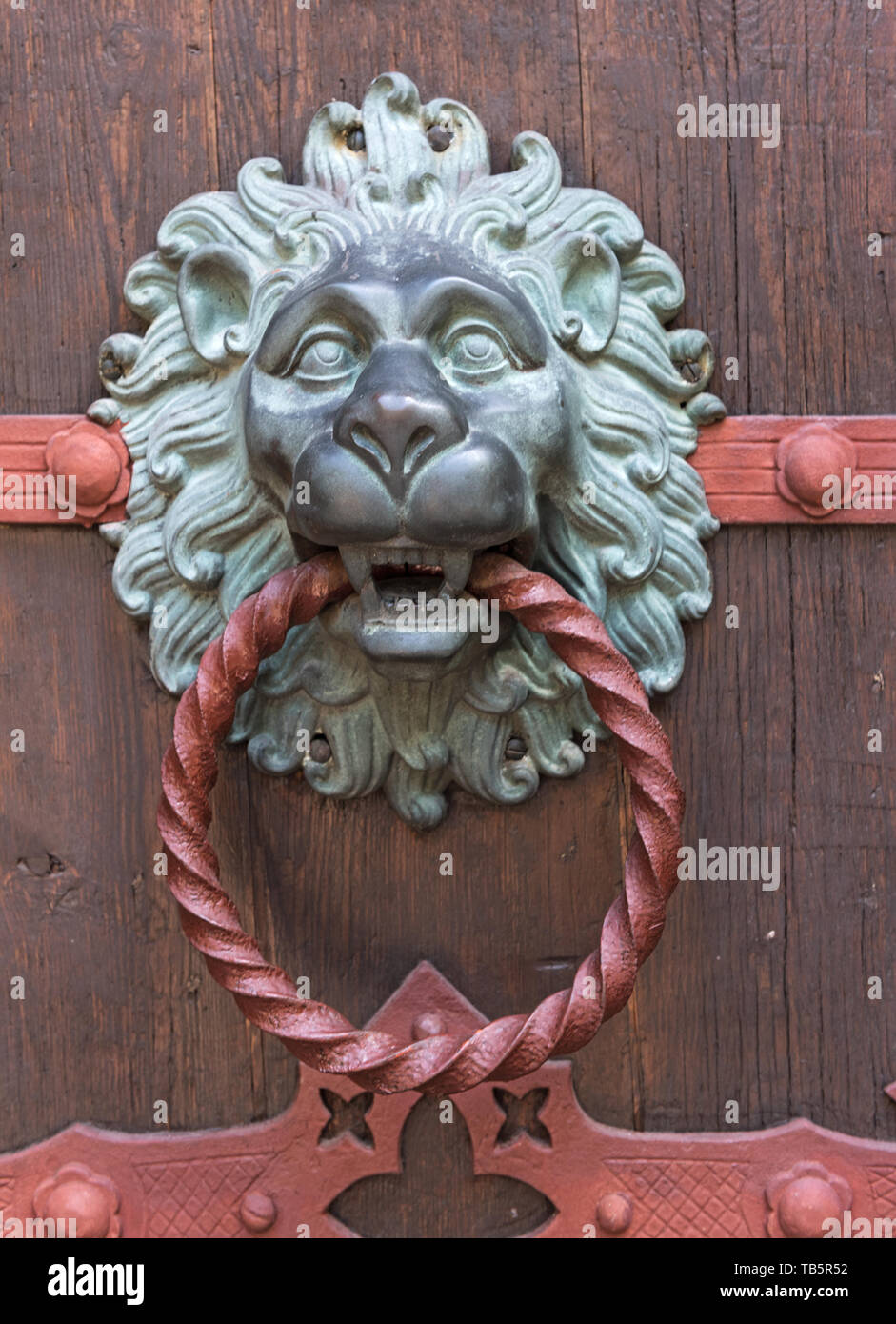 Porta ornati respingente vista laterale della scultura di Lion Foto Stock