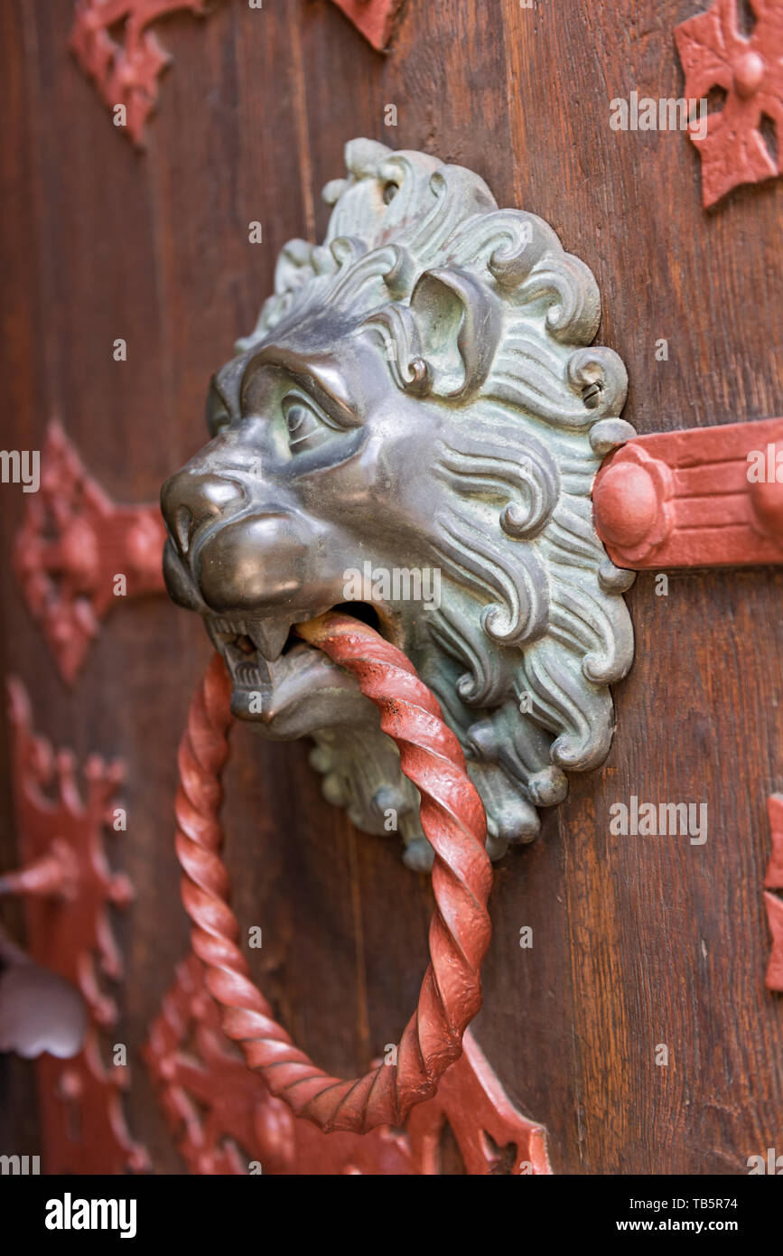 Porta ornati respingente vista laterale della scultura di Lion Foto Stock