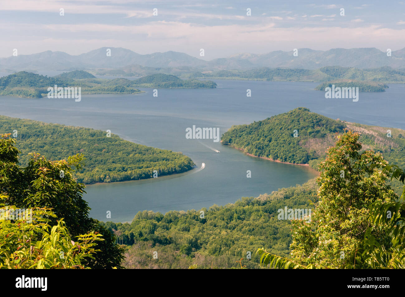 Vista aerea sul paesaggio tropicale con Kra Buri fiume e le montagne sull orizzonte in Ranong provincia della Thailandia. Khao Fa Chi viewpoint. Foto Stock