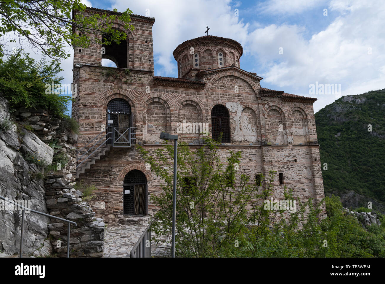 La Chiesa della Santa Madre di Dio in Asen della fortezza. Antica fortezza medievale nei pressi di Asenovgrad città. Regione di Plovdiv, Bulgaria Foto Stock