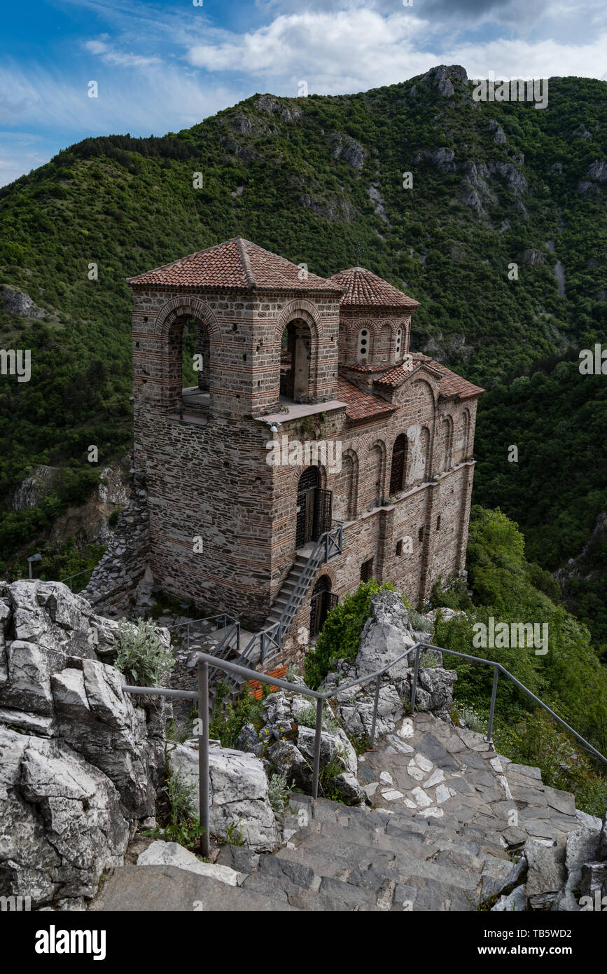 La Chiesa della Santa Madre di Dio in Asen della fortezza. Antica fortezza medievale nei pressi di Asenovgrad città. Regione di Plovdiv, Bulgaria Foto Stock