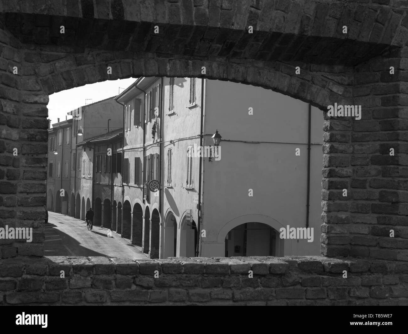 Vista da una finestra nel castello: Main Street, colonnato e Case di Fontanellato a Parma, Italia. Foto Stock