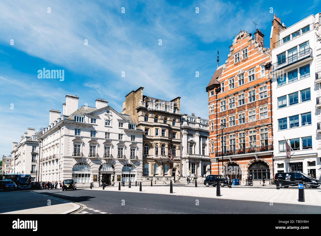 London, Regno Unito - 14 Maggio, appartamento di lusso di edifici in un quartiere benestante di Londra: Pall Mall, e il St James Street in una giornata di sole Foto Stock
